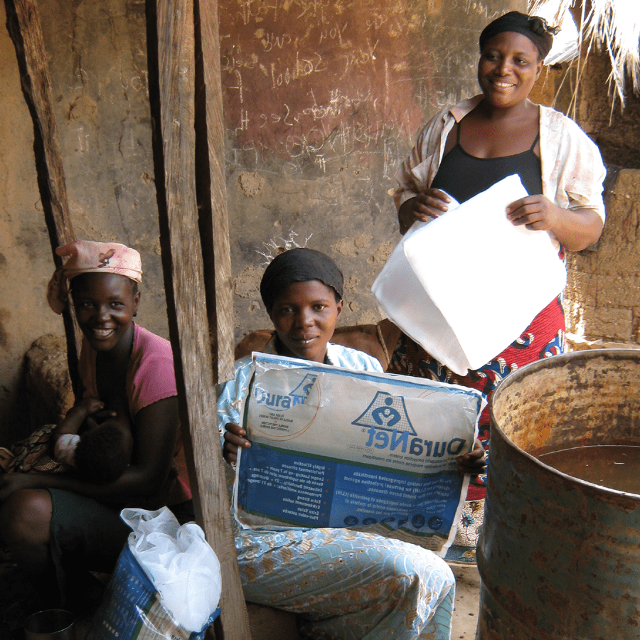 3名拿着蚊帐的尼日利亚妇女的照片